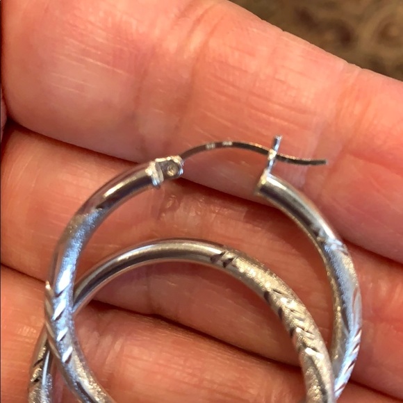 14K White Gold 1.25 inches Hoop Earrings 3mm - Picture 4 of 6